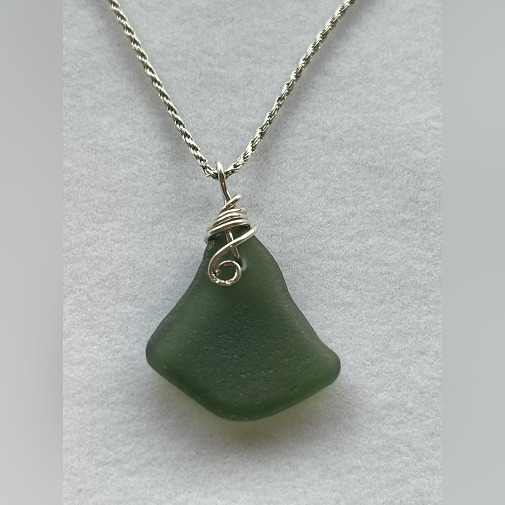 Whale Tail Green 925. Sterling Silver Sea Glass pendent - Picture 3 of 6